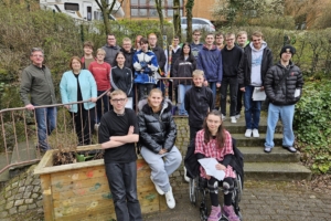 Bettina Lugk im intensiven Austausch mit Schülerinnen und Schülern der Felsenmeerschule in Hemer