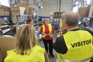 Von der Büroklammer bis zum eLKW – Bettina Lugk besucht DURABLE in Iserlohn