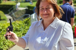 Bettina Lugk gibt Startschuss fürs Schwimmen beim Volkssporttag in Menden