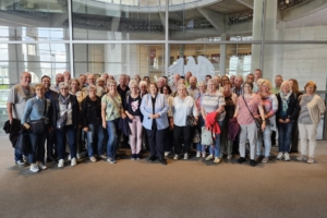50 Sauerländer besuchen Bettina Lugk im Bundestag