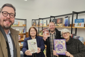„Rote-Bücher-Aktion“: Neue Bücher für große und kleine Bücherfans – Bettina Lugk und der SPD-Ortsverein Nachrodt-Wiblingwerde besuchen Gemeindebücherei