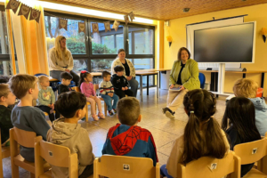 Bundesweiter Vorlesetag: Bettina Lugk liest in der AWO-Kita Kinderburg in Iserlohn