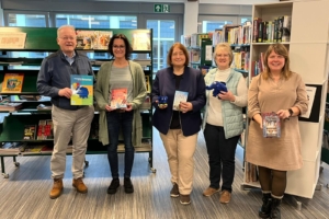 „Rote-Bücher-Aktion“: Bettina Lugk besucht anlässlich des Bundesweiten Vorlesetags die Bibliothek Neuenrade