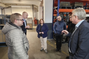 Einblick in die Produktion: Bettina Lugk besucht gemeinsam mit ihrem Team Enders Colsman in Werdohl