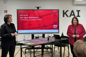 Vorsorge und neuer Wehrdienst: Voller Saal bei Diskussion mit Bettina Lugk