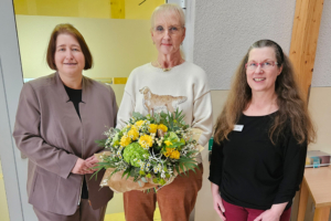 Ein Zuhause schaffen und Hoffnung geben – Blumenstrauß des Monats Februar 2026 geht an Marie-Ellen Krause