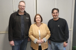 Bettina Lugk im Austausch mit dem Betriebsrat von Kirchhoff in Iserlohn