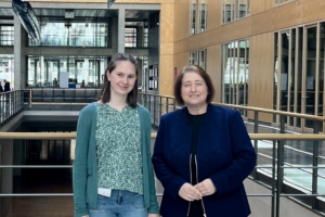 Girls’ Day im Bundestag: Bettina Lugk begrüßt Ina Hein aus Iserlohn in Berlin