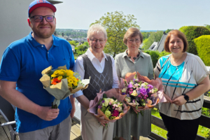 Ein Ehrenamt, das Nähe und Halt schenkt – Der Blumenstrauß des Monats Mai geht an Manuela Gäbler