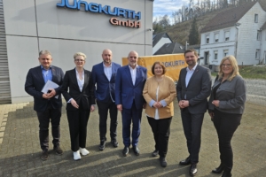 Bettina Lugk im Rahmen der Handwerkstour der Handwerkskammer Südwestfalen im Austausch mit der Firma Jungkurth in Altena